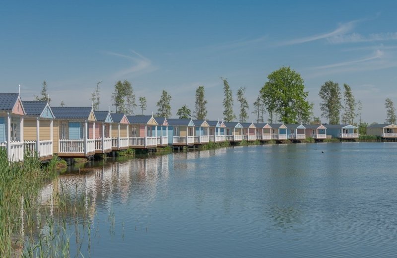 Vakantiepark molenwaard accommodaties aan het meertje