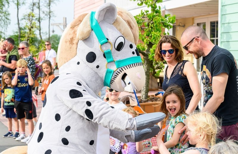 Lente parade stip de pony  bij familie resort molenwaard
